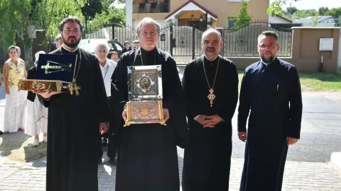 Veșmântul care a acoperit mâna Sf. Ciprian, donat de Parohia Zlătari unei biserici din Ilfov