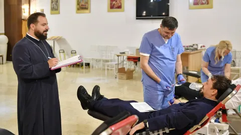 Preoți de caritate și credincioși au donat sânge în cadrul unei campanii inițiate de o asociație creștină din Capitală