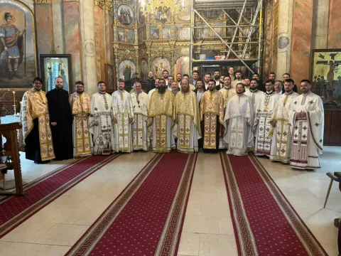 S-au revăzut după zece ani: Promoția 2015 a Facultății de Teologie din București a dat stareț, protoiereu și nu numai