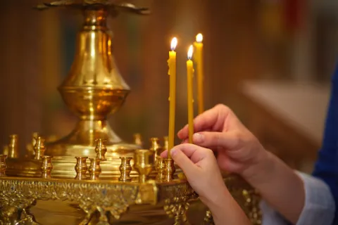 „Nu judeca pe nimeni, ci căuta să înțeleagă”: Patriarhul României, la înmormântarea unui preot devotat și apropiat de cei în nevoi