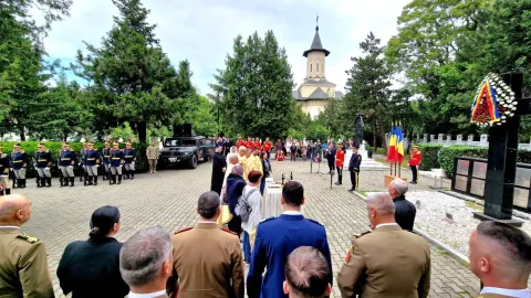 Parastas și onoruri militare la Cimitirul Eroilor Revoluției din București