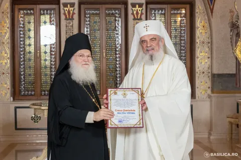 Arhimandritul Efrem Vatopedinul a primit Crucea Patriarhală