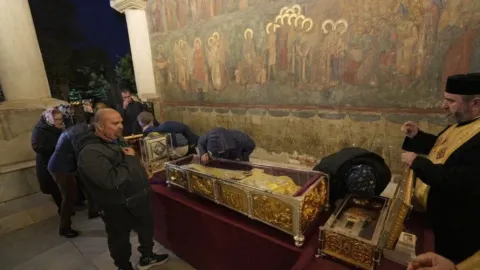 A început sărbătoarea Sf. Dimitrie cel Nou: Cinstitele moaște, așezate spre închinare în pridvorul Catedralei Patriarhale