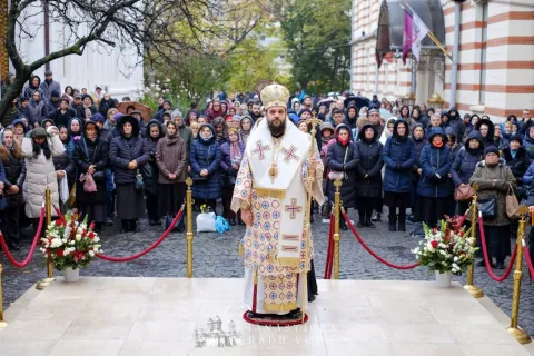 PS Teofil Trotușanul: Deși a fost om pământesc, Sfântul Nectarie a avut o slujire asemănătoare cu cea a îngerilor