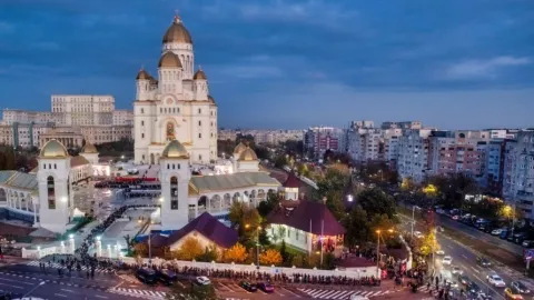 Zeci de mii de închinători au trecut prin altarul Catedralei Naționale: Sunt așezate spre cinstire moaștele Sf. Ap. Andrei