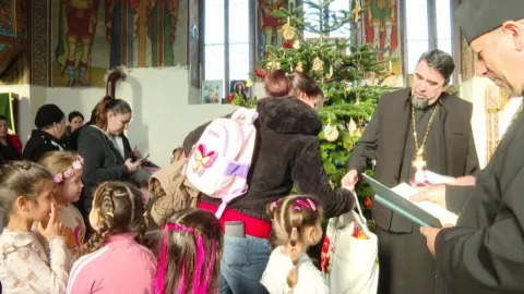 Arhiepiscopia Bucureștilor a oferit pachete cu alimente la 50 de familii defavorizate din județul Prahova