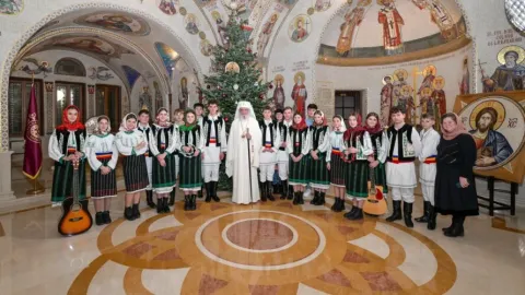Patriarhul Daniel, colindat de aproape o sută de tineri: Vă felicităm pentru frumoasele cântări