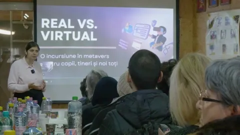 O parohie bucureșteană a invitat două tinere să le explice copiilor și părinților riscurile din lumea virtuală