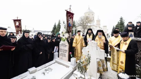 Deshumare la Pasărea: Chipul Sf. Elisabeta strălucește asemenea pildei sihaștrilor de demult, spune PS Timotei Prahoveanul