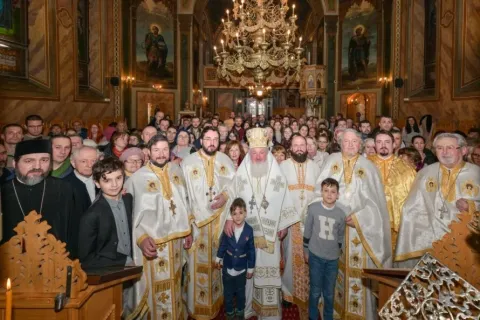 Preasfințitul Părinte Varlaam Ploieșteanul a slujit Duminică la Biserica Zlătari din Capitală, unde l-a instalat paroh pe Părintele Consilier Patriarhal Coordonator Ștefan Sfarghie, care preia ștafeta de la Părintele Consilier Patriarhal Onorific Nicolae Dascălu – atât ca nou paroh al comunității de la Biserica Zlătari, cât și ca nou director al Publicațiilor Lumina.