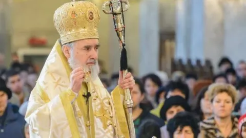 Patriarhul Daniel îl felicită pe Arhiepiscopul Timotei al Aradului la împlinirea a 50 de ani de arhierie