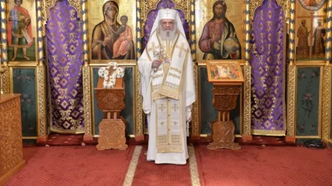 Lepădarea de sine, asumarea crucii și urmarea lui Hristos reprezintă calea mântuirii, spune Patriarhul Daniel