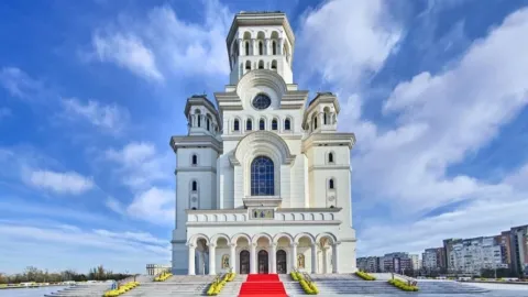 Votul tău contează: Catedrala Națională ar putea fi inclusă între cele mai spectaculoase fațade din Europa