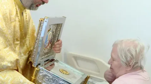 O raclă cu moaștele Sf. Gheorghe, adusă spre închinare la Centrul de Îngrijiri Paliative „Sf. Nectarie” din Capitală