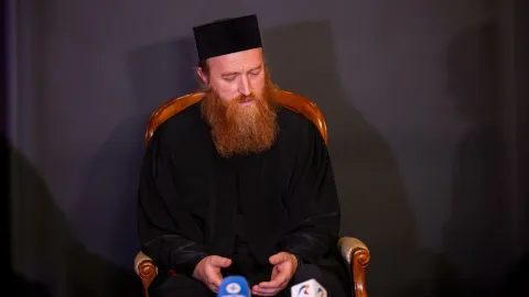 Arhim. Vasile Pîrjol ne îndeamnă să facem din viața noastră lumină