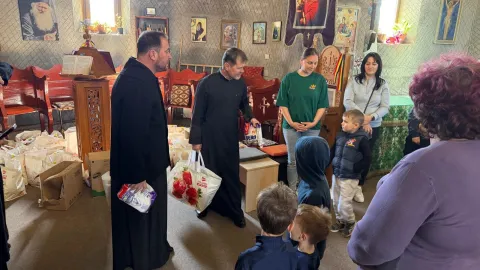 Federația Filantropia a oferit pachete cu alimente pentru copii și vârstnici din două comunități prahovene