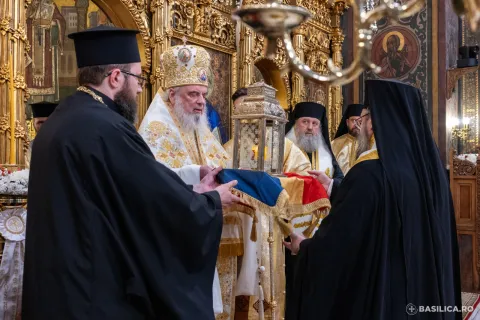 Patriarhul Daniel a primit Sfânta Lumină de la Ierusalim: Este o binecuvântare pentru toate popoarele