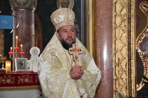 Patriarhul Daniel îl felicită pe Episcopul Caransebeșului la două decenii de la întronizare: Roadele sunt vizibile