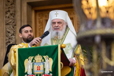 Patriarhul Daniel: Purtând ramurile binecuvântate de Florii, să simțim că fiecare dintre noi este pelerin al Luminii Învierii