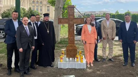 La Palatul Parlamentului a fost sfințită o troiță pe locul fostei Biserici Spirea Veche