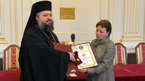 Recunoștință pentru 21 de ani de activitate: O angajată din Administrația Patriarhală, distinsă de Patriarhul Daniel
