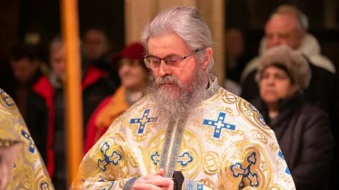 Arhim. Clement Haralam invită credincioșii la slujba de priveghere dedicată Sf. Petru și Pavel la Catedrala Patriarhală