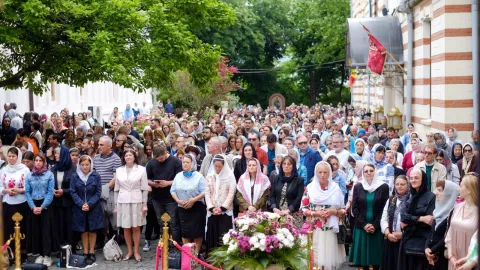 Sute de credincioși au participat la hramul istoric al Mănăstirii Radu Vodă: Sf. Treime este exemplul supremei iubiri
