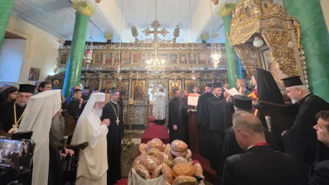 Vecernie în localitatea natală a Patriarhului Ecumenic: Patriarhii României și Bulgariei s-au alăturat în rugăciune
