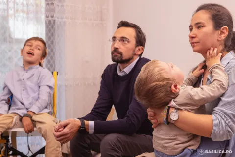 Nevoie de solidaritate cu o familie numeroasă care se apropie de realizarea visului: vindecarea a doi dintre cei 6 copii