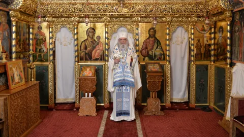 Maica Domnului este pururea prezentă în lume prin rugăciunile ei, subliniază Patriarhul Daniel