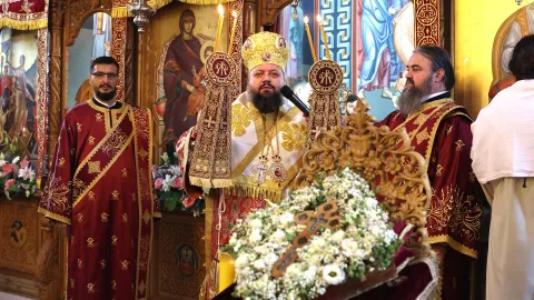 Crucea trebuie să ne însoțească din biserică în viața noastră de fiecare zi, subliniază PS Paisie Sinaitul