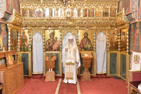 Patriarhul Daniel: Crucea ne unește cu Hristos, Cel ce transformă durerea în bucurie