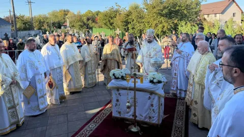 Biserica din Bătești, Prahova, a fost sfințită după lucrări de restaurare: PS Veniamin a îndemnat la iubirea aproapelui