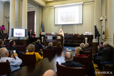Patriarhul Daniel a participat la lansarea volumului care aduce în prezent istoria Bibliotecii Academiei Române