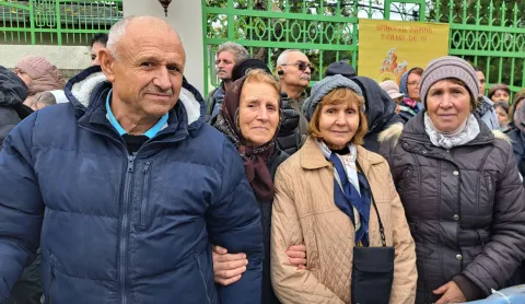 Pelerinii Sfântului Dimitrie cel Nou nu pleacă fără Dumnezeu de acasă. Se roagă pentru țară și familie