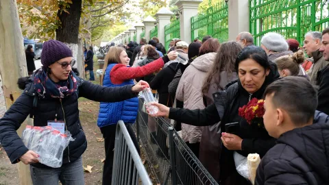 Protopopiatele Arhiepiscopiei Bucureștilor oferă hrană și apă celor care participă la pelerinajul Sf. Cuv. Dimitrie cel Nou