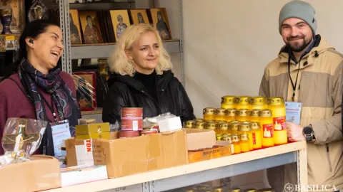 Serviciu Colportaj: Pelerinii Sfântului Dimitrie cel Nou pot cumpăra obiecte religioase și cărți pe Dealul Patriarhiei