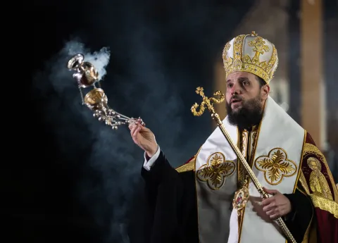 Sfinții sunt o lecție a smereniei, a spus PS Teofil Trotușanul la privegherea în cinstea Sf. Dimitrie cel Nou