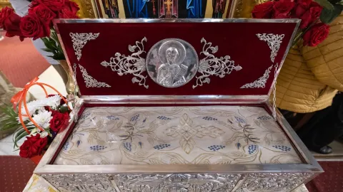 Un veșmânt care a acoperit moaștele Sf. Parascheva va fi așezat spre cinstire la Catedrala Patriarhală