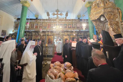 Vecernie în localitatea natală a Patriarhului Ecumenic: Patriarhii României și Bulgariei s-au alăturat în rugăciune