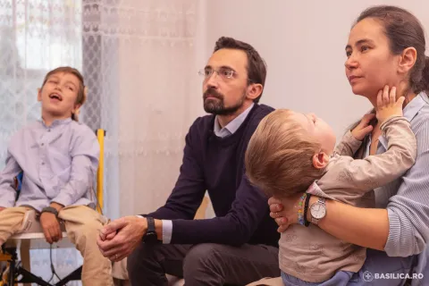 Nevoie de solidaritate cu o familie numeroasă care se apropie de realizarea visului: vindecarea a doi dintre cei 6 copii