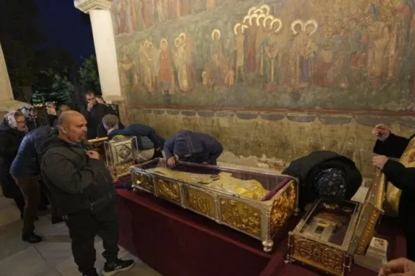 A început sărbătoarea Sf. Dimitrie cel Nou: Cinstitele moaște, așezate spre închinare în pridvorul Catedralei Patriarhale