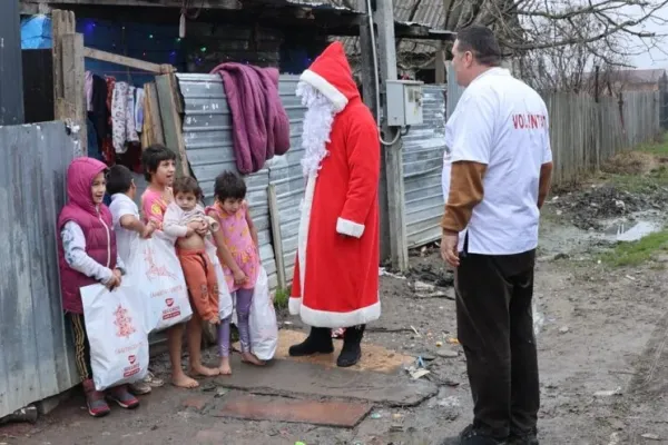 130 de copii din două localități prahovene au primit daruri din partea Voluntarilor Paraclisului Catedralei Naționale