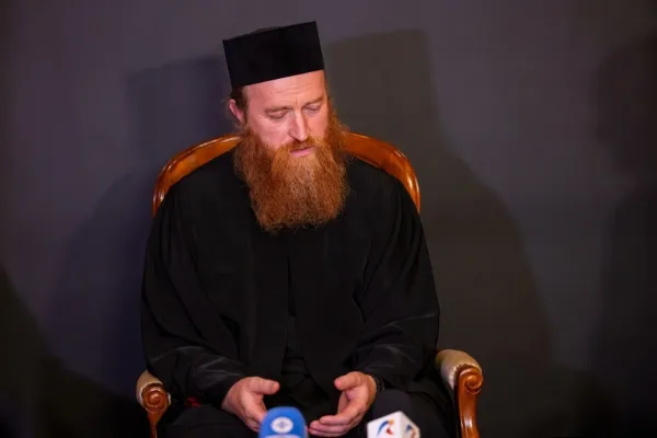 Arhim. Vasile Pîrjol ne îndeamnă să facem din viața noastră lumină