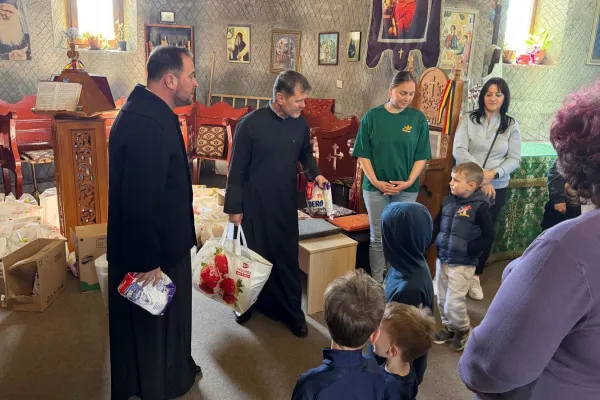 Federația Filantropia a oferit pachete cu alimente pentru copii și vârstnici din două comunități prahovene