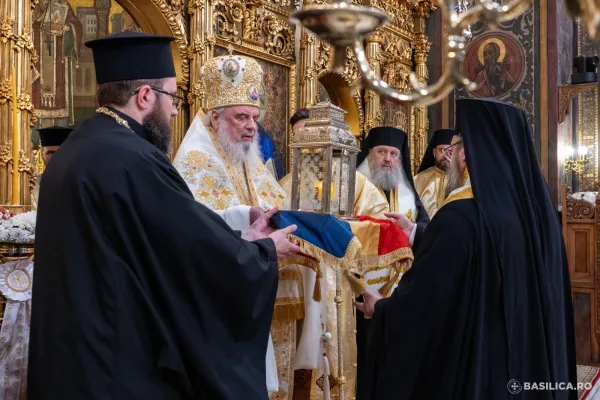 Patriarhul Daniel a primit Sfânta Lumină de la Ierusalim: Este o binecuvântare pentru toate popoarele