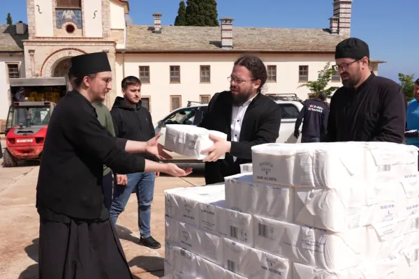 Patriarhul Daniel sprijină comunitățile monahale românești din Athos cu opt tone de alimente