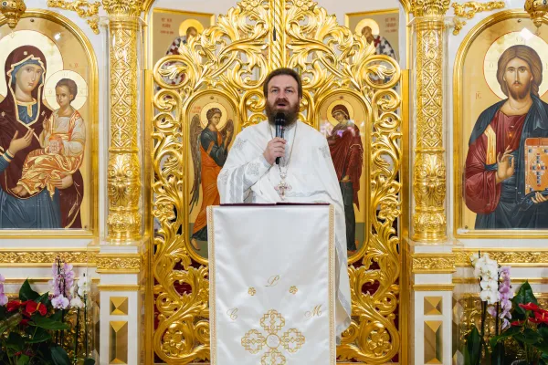 Arhim. Dionisie Constantin: Dumnezeu vede suferința omului chiar și atunci când el nu mai are puterea să strige după ajutor      