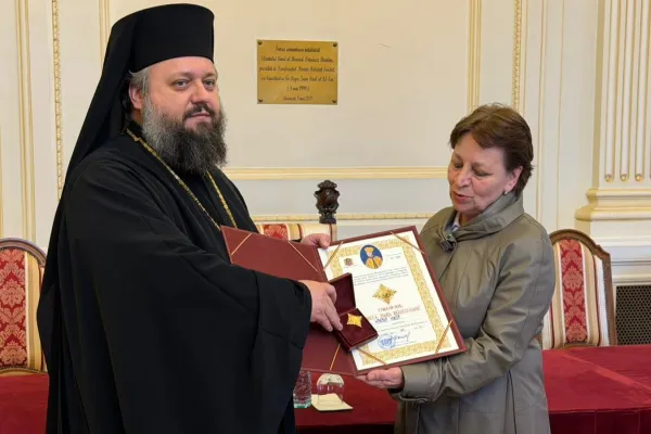 Recunoștință pentru 21 de ani de activitate: O angajată din Administrația Patriarhală, distinsă de Patriarhul Daniel
