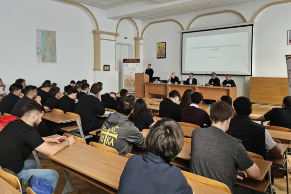 Simpozionul Facultății de Teologie din București: Dialog despre tehnologia folosită în exces și etica cercetării academice
